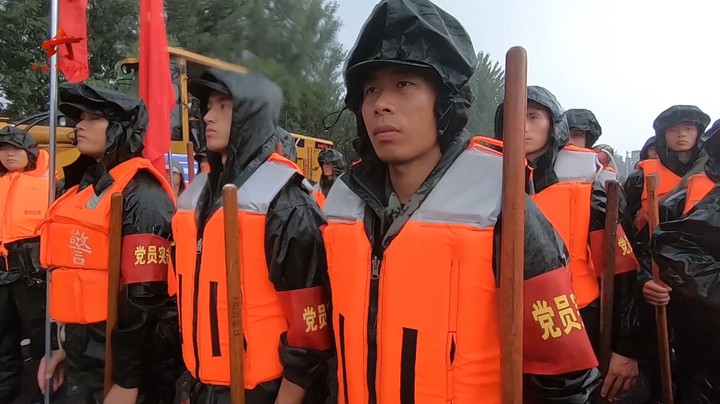 【第一军视】人民子弟兵：汛情不止，我们不退！