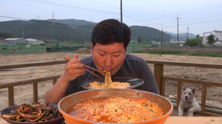 品尝筋道爽滑的火热拉面，浓郁芳香的汤汁和酸辣的泡菜真是绝配！