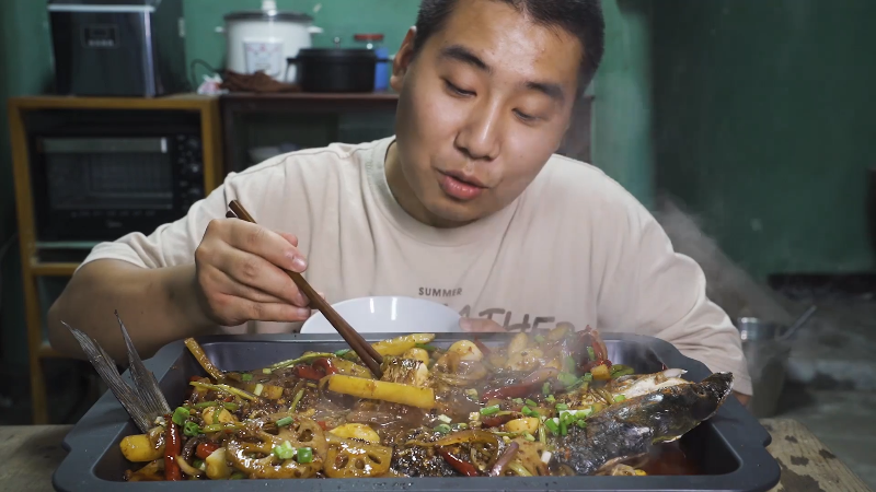 我在斗鱼看YESHI小哥直播美食
