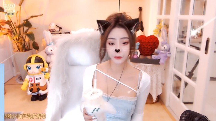 可爱网红女主播喝饮料美滋滋