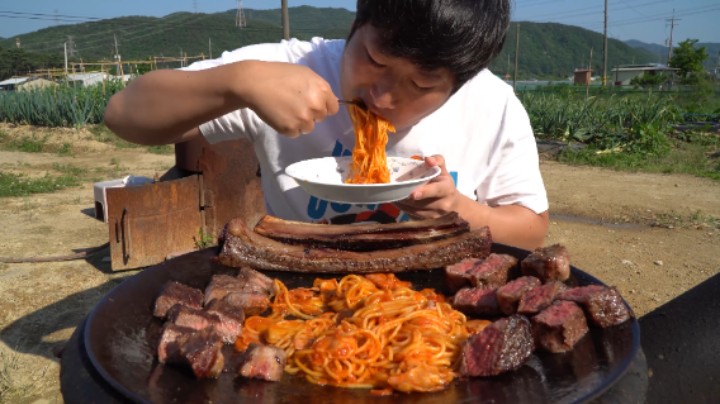 享用喷香的炭烤大排骨，酥脆爽嫩，油而不腻，一口下去太香了！