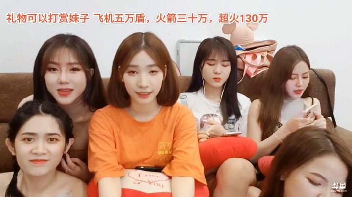 美女小七唱歌很好听，衣服很好看