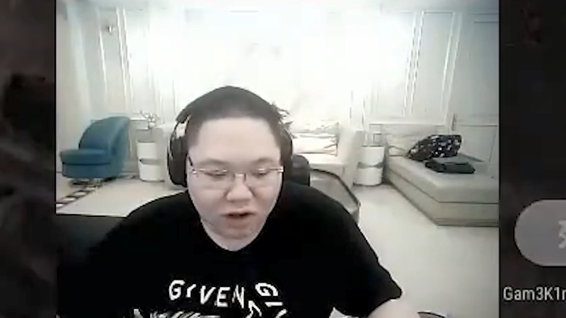 我在斗鱼看即将拥有人鱼线的PDD直播英雄联盟
