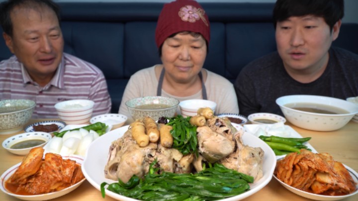 全家一起品尝滋补的人参鸡汤，鸡肉入口即化，浓香鸡汤口感醇厚！