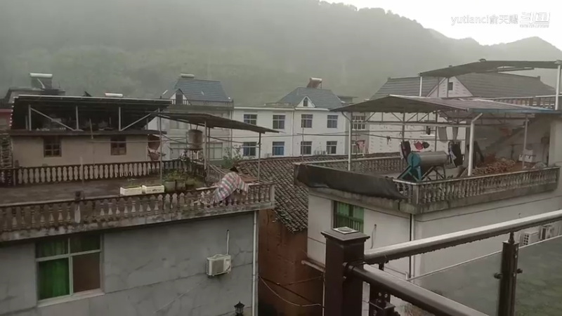 台风“烟花”离境后的下午下起了雷阵雨，但到了晚上就雨停了，之后天空变了