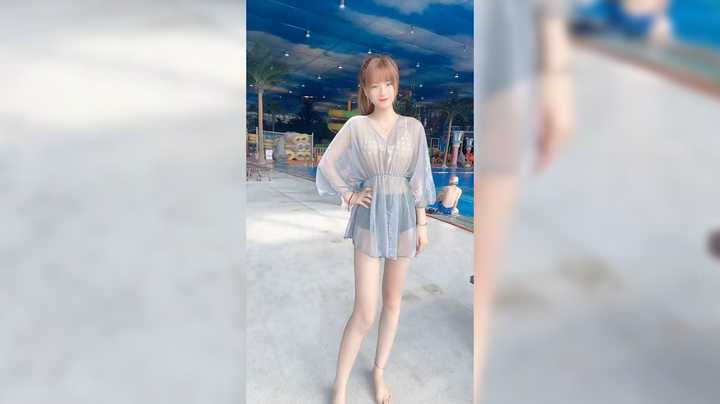 美女在游泳馆跳舞真好看啊