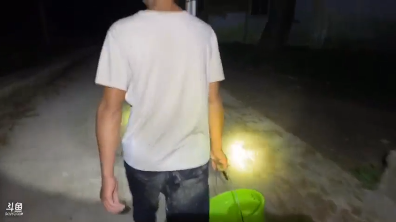 【2021-07-30 20点场】魅力生活i：晚上出去弄点黄鳝