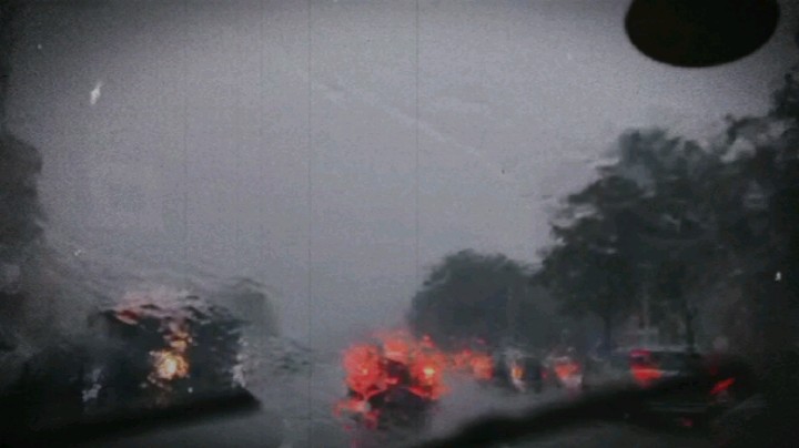 穿了一天灌满水的鞋，回来脚都浮囊了。
可跟朋友们相聚的时间 美好且快乐。
虽然辛苦但时光飞逝，我们明年见，爱你们！