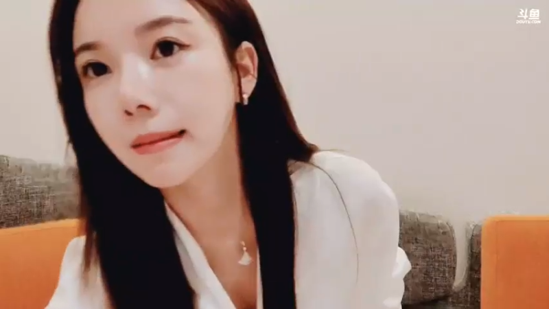 【2021-07-31 20点场】丽亚celiahunne：小姨子：到上海啦 暗点直播可以吗
