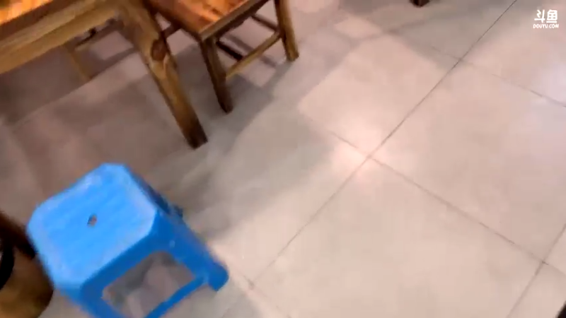 【2021-08-01 00点场】白鲨石头丶：刚到家 吃点东西