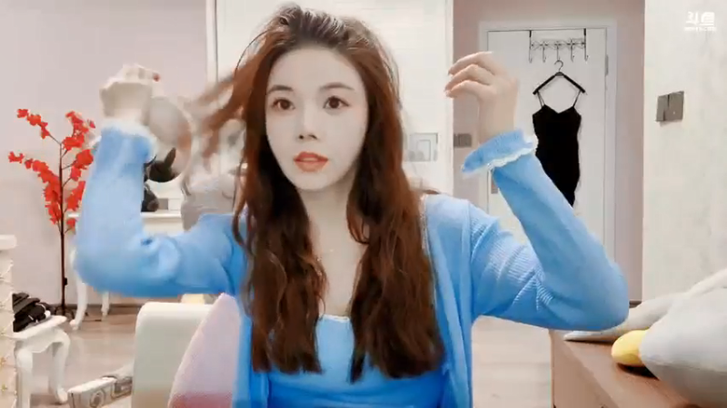 【2021-08-02 18点场】丽亚celiahunne：小姨子:我来啦