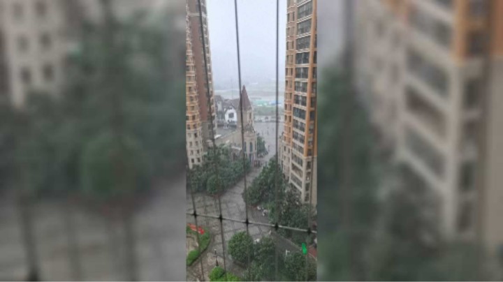 今天这边雨下的太大了 怕被淹 就不去健身了 直接开始手游