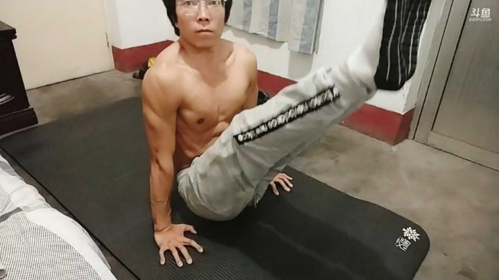 腹肌撕裂嘟嘟嘟