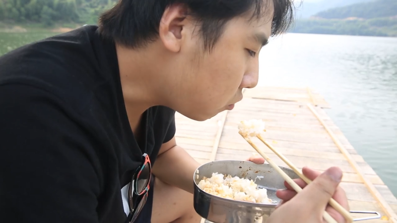 我在斗鱼看YESHI小哥直播美食