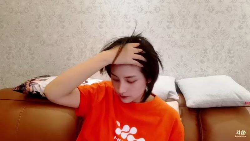 【2021-08-03 18点场】我是唐菲：嗓子痛 聊聊天唱唱歌