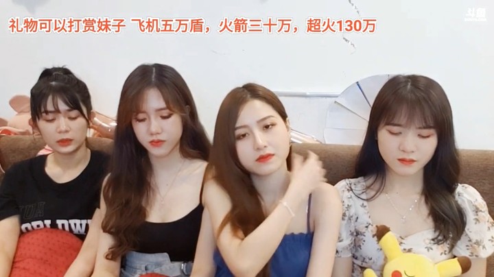 大海和空姐唱歌很认真，大白在打酱油了