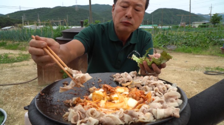 多汁五花肉和香甜洋葱的口感真的一级棒！香甜多汁，清爽不油腻！