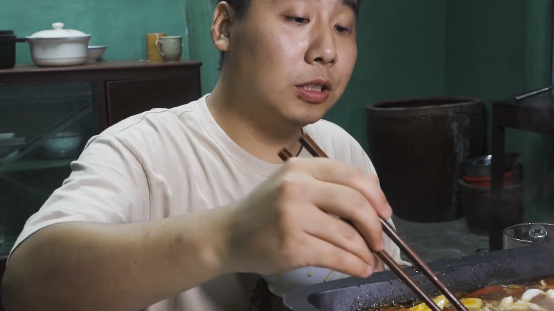我在斗鱼看野食小哥直播美食