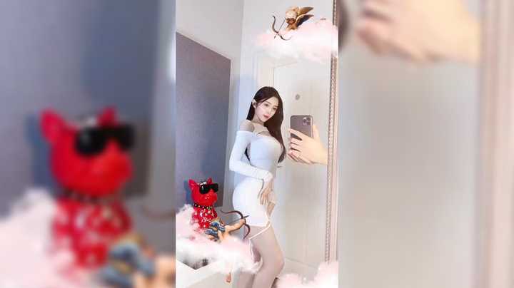 美女在家跳舞真是魅力四射啊