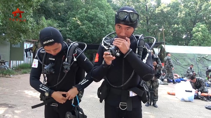 【第一军视】锻造“三栖”精兵 特战队员水上水下连贯考核火热来袭