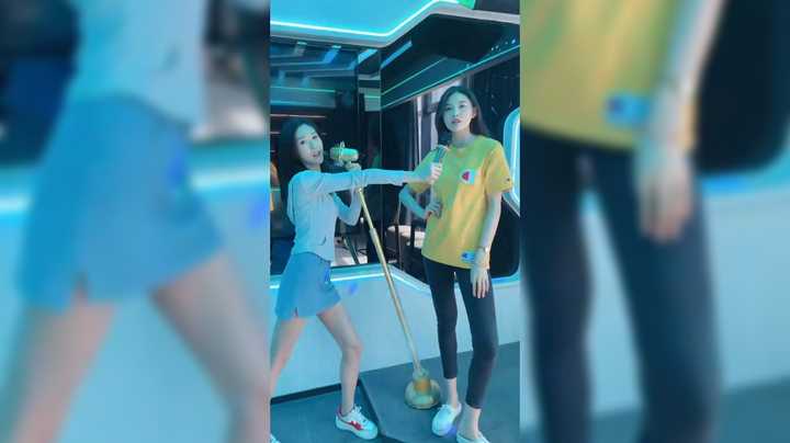 美女和闺蜜在家跳舞感觉在KTV一样啊