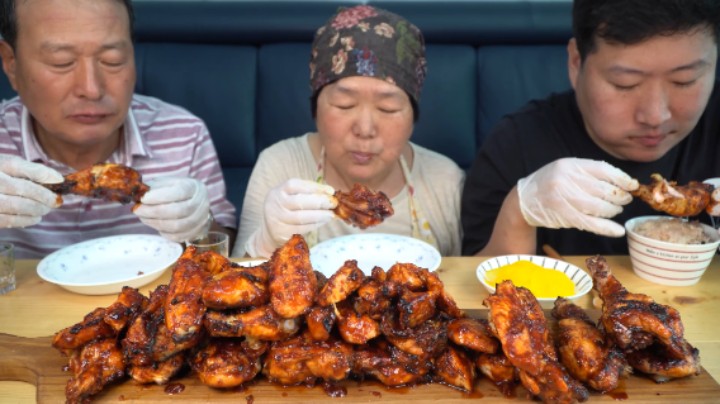 酥脆的鸡肉真的太香了！口感软嫩，蘸上秘制酱料吃起来真的完美！