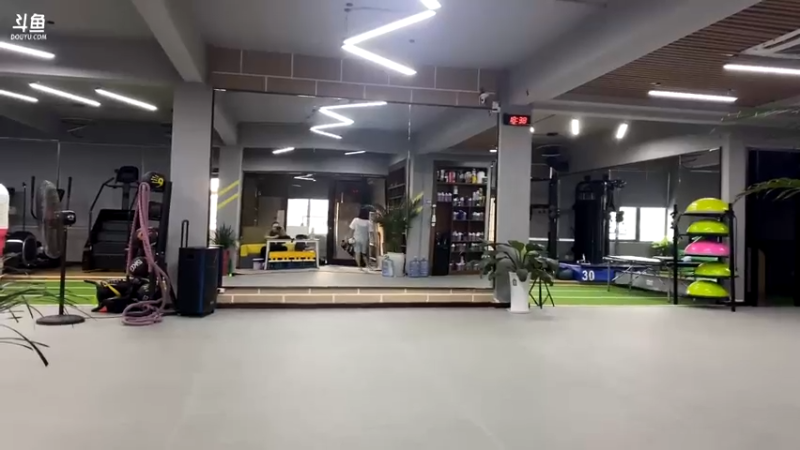 【2021-07-31 18点场】驴酱的冯雨大王：冯雨大王：理发，17点播锻炼
