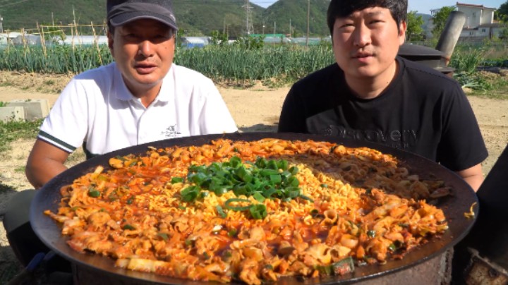 洋葱五花肉和辛拉面的风味搭配！葱香肉汁融入面条中，推荐尝试！
