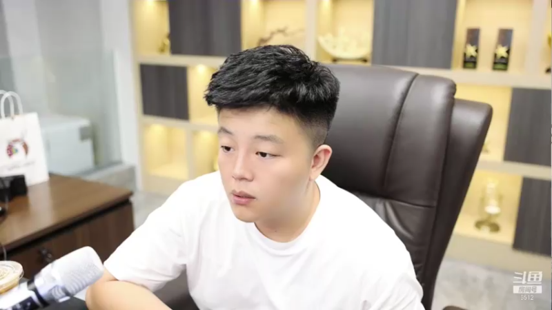 【2021-08-07 20点场】雨神丶：玩传奇还是选择6512~！