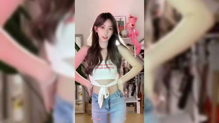美女在房间里跳宅舞很好看啊