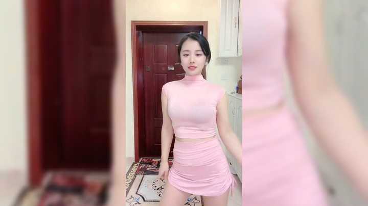 网红美女在家穿粉红色衣服跳舞真好看