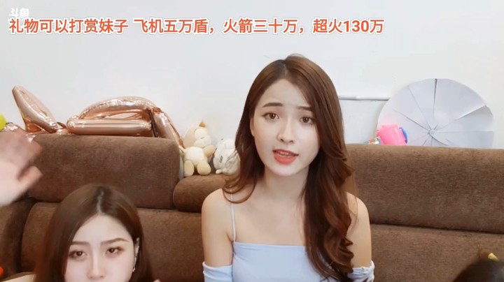 美女龙哥拉票很认真，很有意思啊