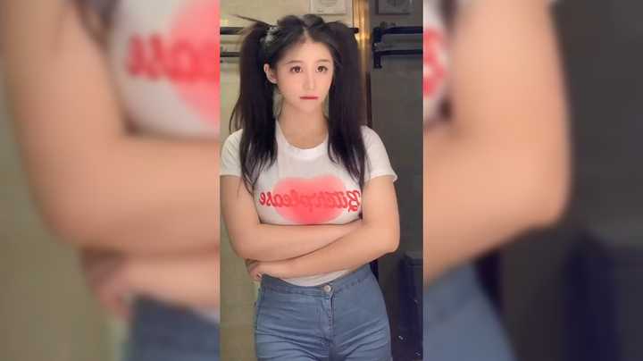 网红美女扎双马尾跳舞真好看啊