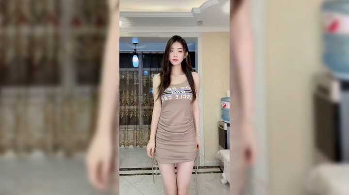 美女在家跳舞非常可爱，魅力四射