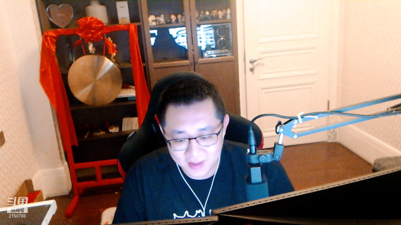 我在斗鱼看小鱼小鱼吃虾米直播户外