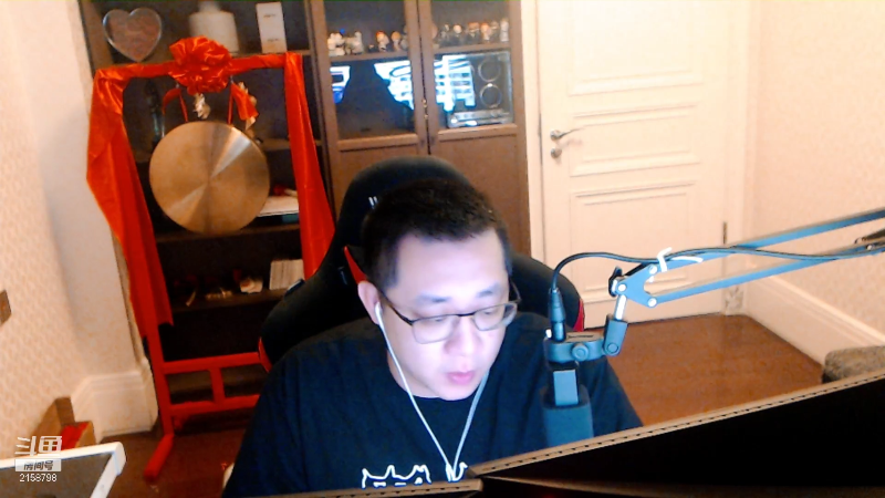 我在斗鱼看小鱼小鱼吃虾米直播户外