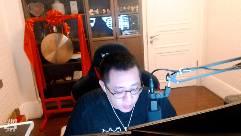 我在斗鱼看小鱼小鱼吃虾米直播户外