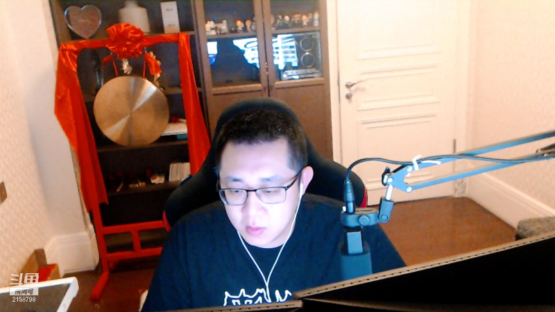 我在斗鱼看小鱼小鱼吃虾米直播户外