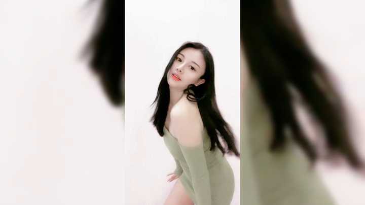 网红美女表演跳舞，真是魅力四射