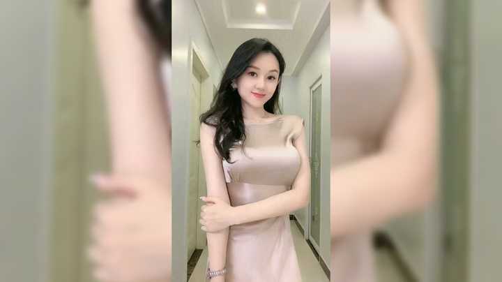 网红美女在家跳舞，非常优雅啊