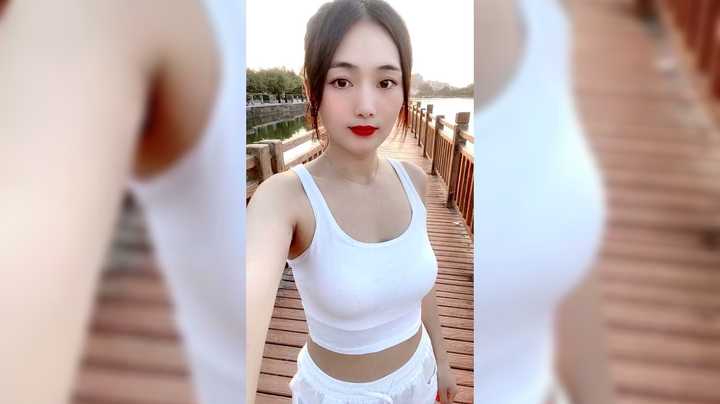 美女一大早去跑步健身，真好看啊