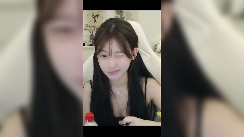 突击检查，女生涂完口红之后男生该做什么