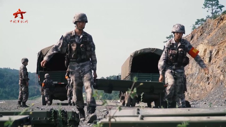 【第一军视】云遮雾罩！带你来看战场“隐身衣”的施放瞬间