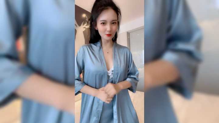 可爱美女在家穿舒适的衣服真好看