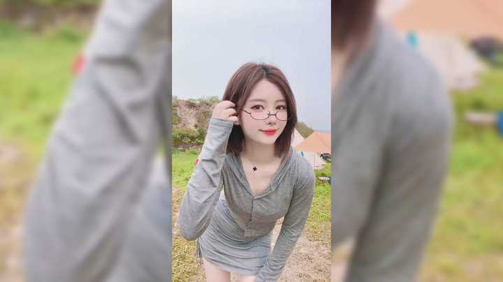 可爱网红美女在户外跳舞，真是好看啊