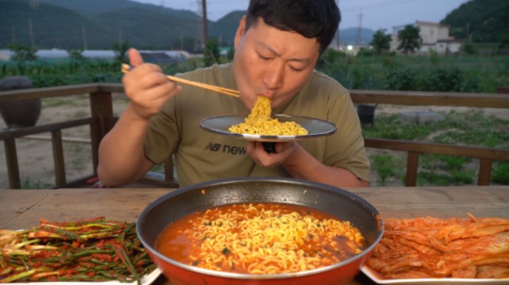麻辣鲜香的火热拉面，筋道弹牙的口感，吃得大汗淋漓太过瘾了！