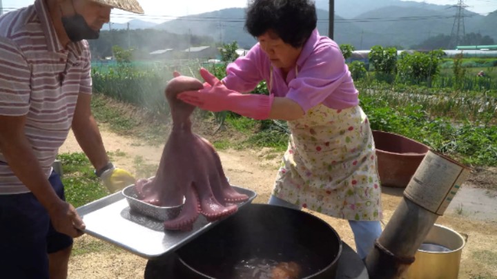 蒸煮整只新鲜的章鱼，还有美味流油的熏烤肉排，忍不住想开动了！