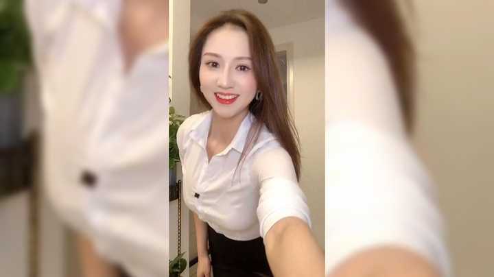 可爱网红美女在家跳宅舞，好漂亮啊