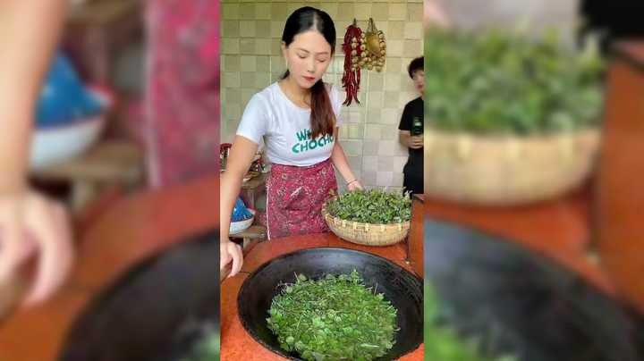 美女在家做凉粉真厉害