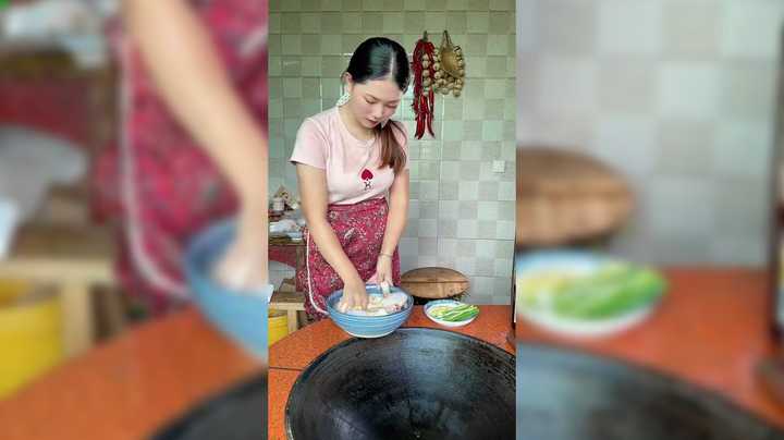 美女在家做美味特色鸡腿，真幸福